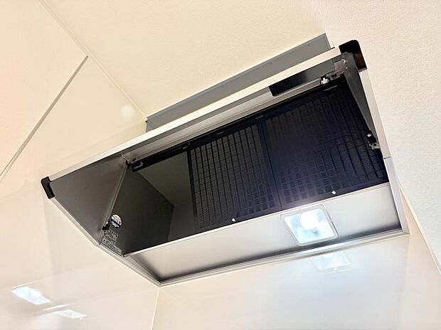 【レンジフード】■調理時の蒸気や匂いが換気扇に誘導され、効率的に排煙ができます。