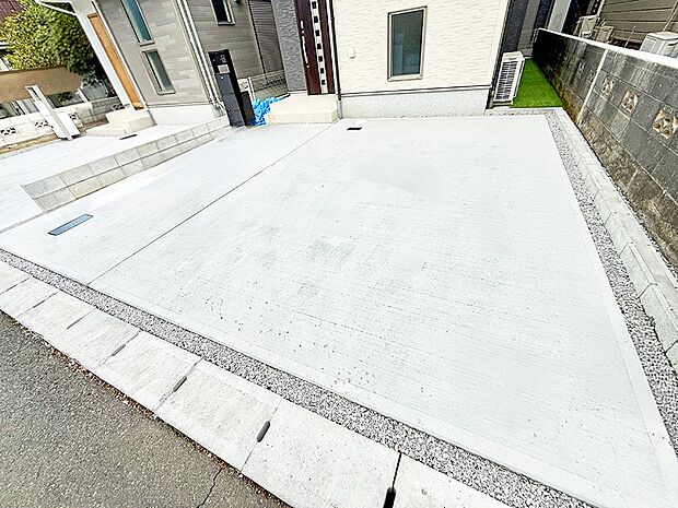 【駐車場】広い駐車場スペースが魅力的です