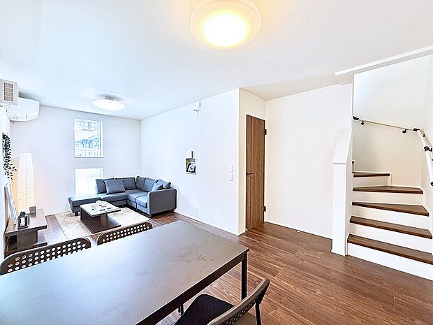 【リビングダイニング】リビングイン階段を採用!コミュニケーションが取りやすいですね