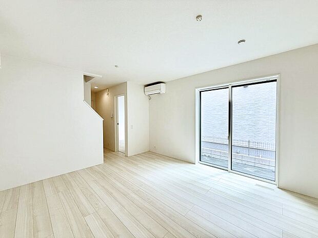 【リビング】陽ざしが射し込む明るいLDK  