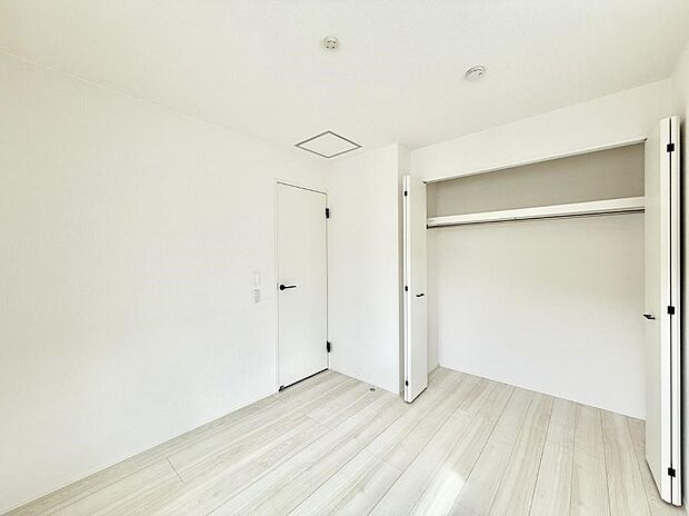 【寝室】広いクローゼット、収納は多い方が嬉しいですね！