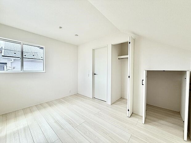 【リビング以外の居室】豊富な収納スペース！  