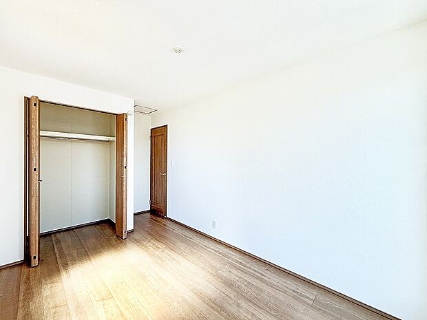 【洋室】広いクローゼット、収納は多い方が嬉しいですね！