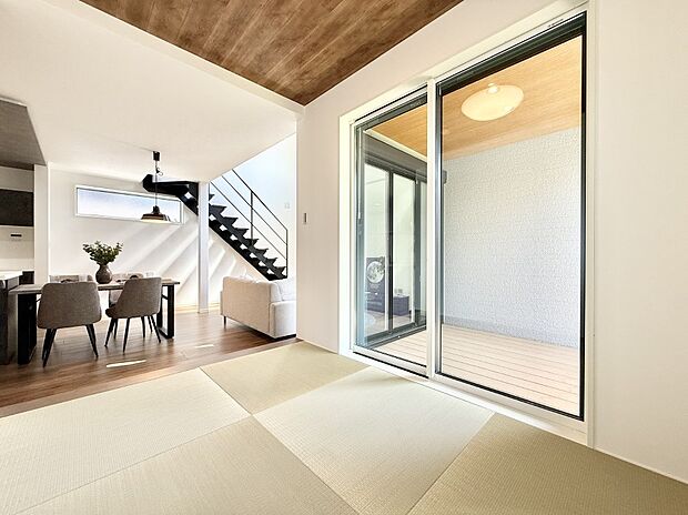 【リビング】■リビングとつながる畳コーナーは、キッズスペースとしてご利用するのもいいですね  