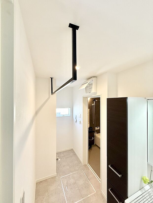 【室内物干し】■天候や時間を気にせず洗濯物を干せ、紫外線から衣類を守れます。