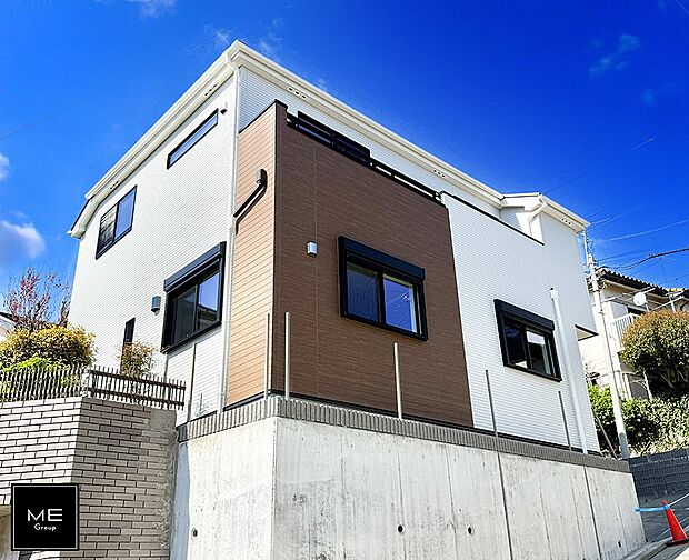 【現地外観写真】暮らしを彩る充実した設備仕様が備わった新築戸建