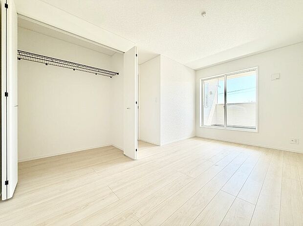 【寝室】広いクローゼット、収納は多い方が嬉しいですね！