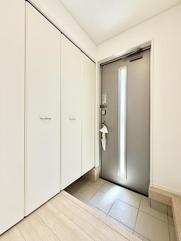 【玄関】■ 毎日を気持ちよく迎える、明るく温もりのある玄関