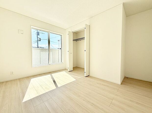 【寝室】■窓の配置や通気性の良い設計で部屋の空気がこもらず、常に新鮮な空気が流れます