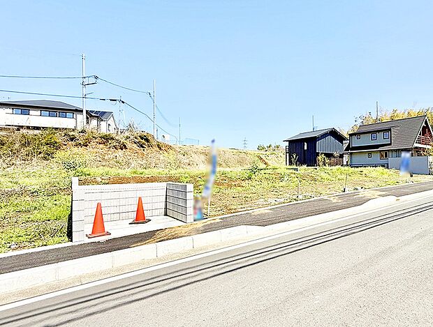 【現地外観写真】■暮らしを彩る充実した設備仕様が備わった住まい