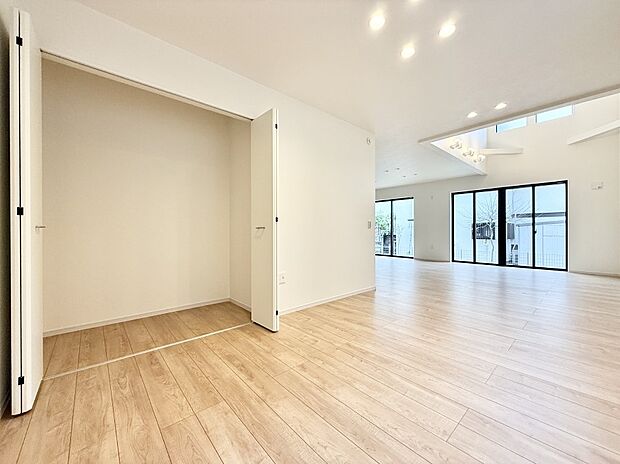 【リビング】■リビングに備え付けの収納は便利ですよね  