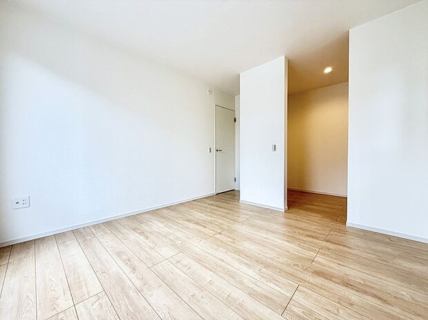 【リビング以外の居室】■WIC付きで片付け上手！