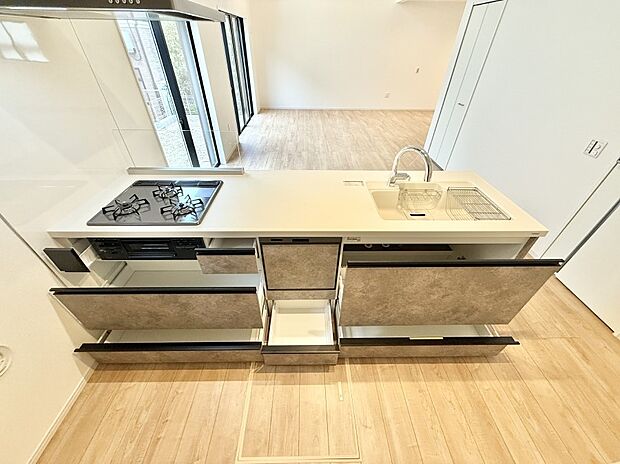 【キッチン】■収納力豊富なシステムキッチンです！