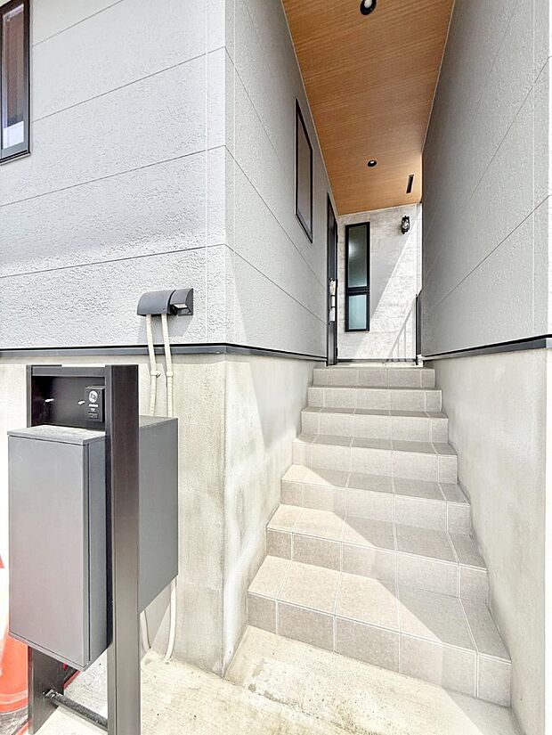 【玄関】■ 帰るたびにホッとする、安心感のある佇まい