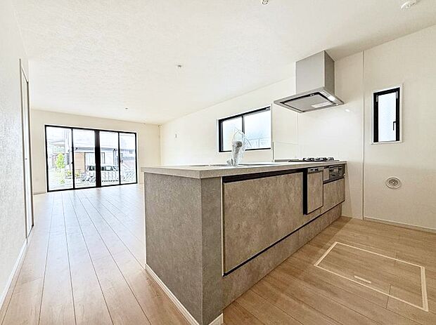 【ダイニングキッチン】小窓があるので、明るさと開放感たっぷりなキッチン！  