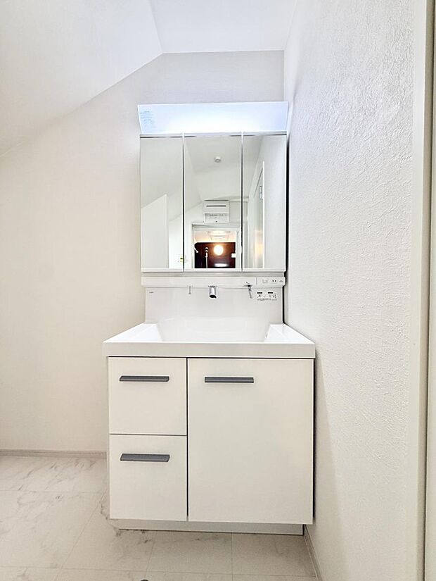 【洗面台・洗面所】■明るい洗面所は毎朝の歯磨きも楽しくできちゃいそうです♪