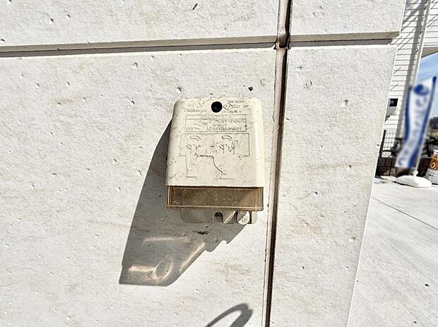 【屋外コンセント】■屋外に電源コンセントがあれば、高圧洗浄機で窓や外壁を掃除するなど便利です。