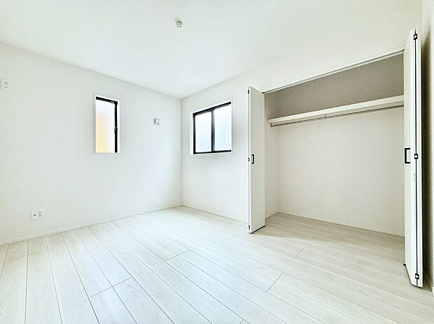 【洋室】広いクローゼット、収納は多い方が嬉しいですね！