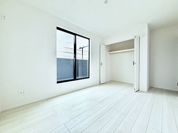 【リビング以外の居室】大きな窓は開放感があり、明るさ通風バッチリです