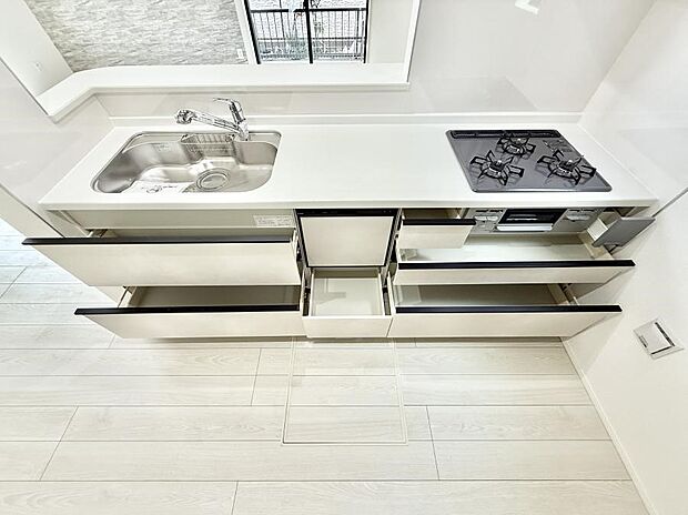 【キッチン】収納力豊富なシステムキッチンです！