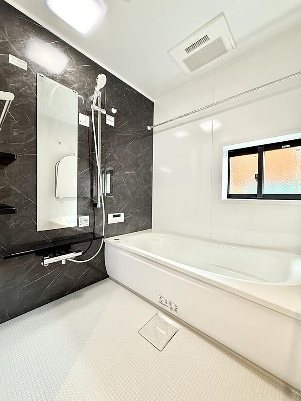 【浴室】落ち着いた色合いの壁面、ゆっくり、ゆったり寛げるバスルーム。