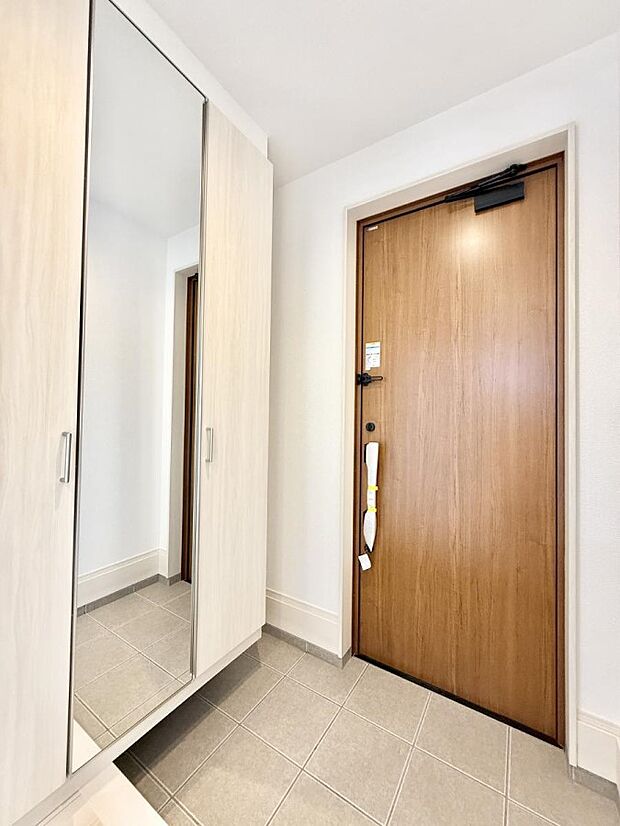 【玄関】■ 家族やゲストをやさしく迎える、心地よい空間