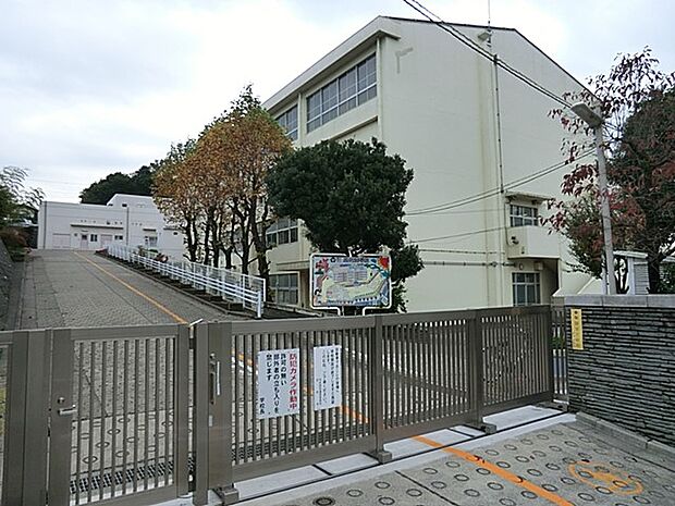 横浜市立藤が丘小学校(約880m・徒歩11分)