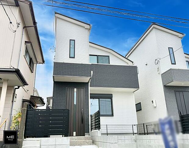 【現地外観写真】暮らしを彩る充実した設備仕様が備わった新築戸建  