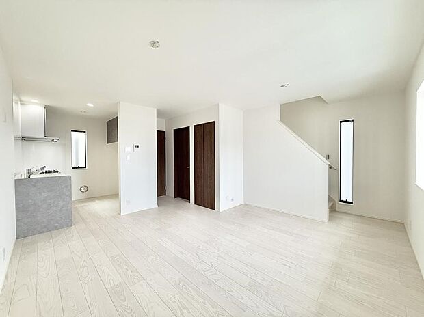 【リビングダイニング】ここにいる時間が一番長いから　やっぱりリビングは明るい方がいいですよね