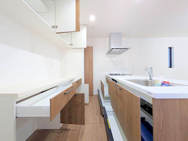 【キッチン】■背面には食器類が収納できるカップボード付き