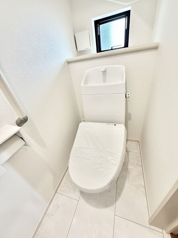 【トイレ】■窓付きで明るく清潔なトイレ