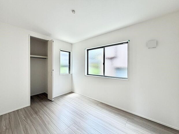 【リビング以外の居室】1号棟 ■落ち着いた色合いのお部屋で穏やかな時間を楽しめます