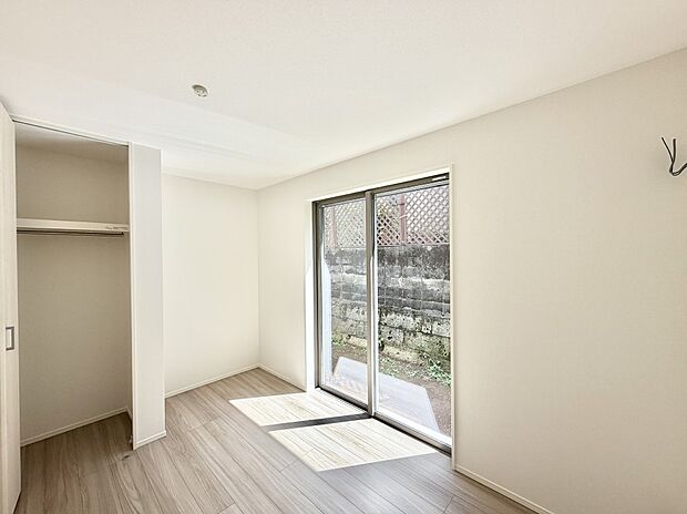 【リビング以外の居室】1号棟 ■落ち着いた色合いのお部屋で穏やかな時間を楽しめます