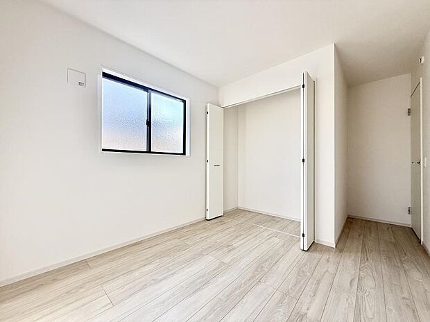 【寝室】■窓の配置や通気性の良い設計で部屋の空気がこもらず、常に新鮮な空気が流れます