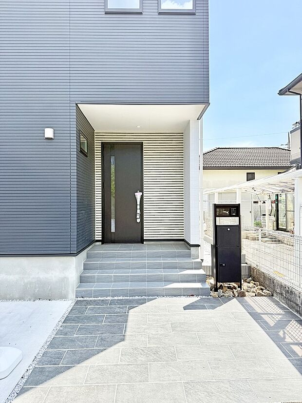 【玄関】■ シンプルで美しく、住まいの第一印象を彩る玄関です