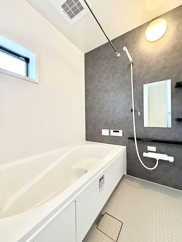 【浴室】落ち着いた色合いの壁面、ゆっくり、ゆったり寛げるバスルーム。