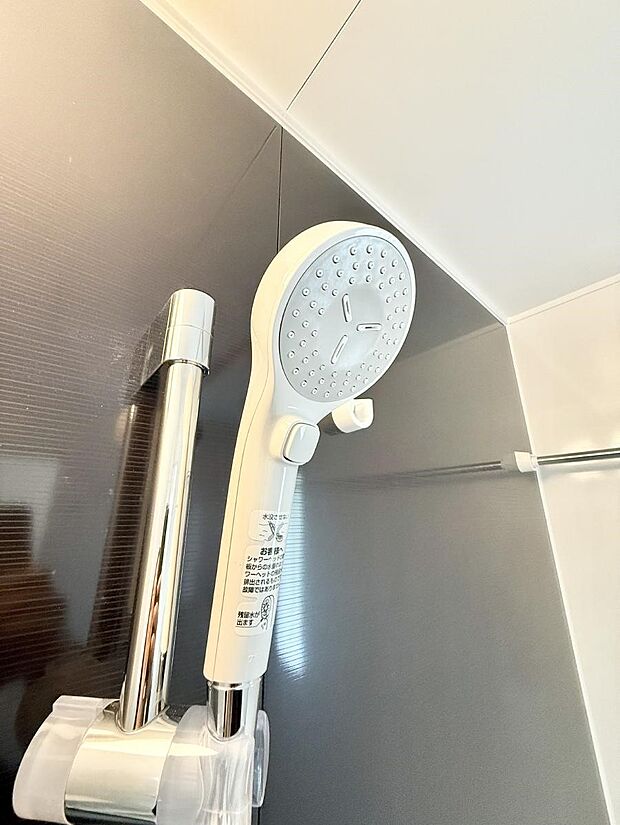 【止水シャワーヘッド】■手元で簡単に止水できるため、水の無駄遣いを減らすことができます。