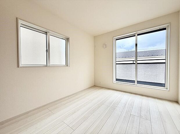 【リビング以外の居室】■落ち着いた色合いのお部屋で穏やかな時間を楽しめます