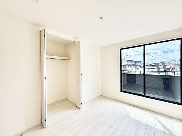 【リビング以外の居室】1号棟 ■太陽がサンサンと降り注ぐお部屋は気持ちがいいですね