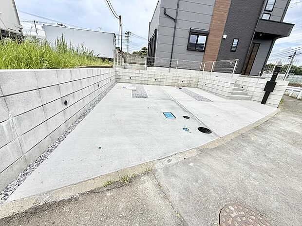 【駐車場】1号棟 ■自宅にある駐車スペースなので安心ですね