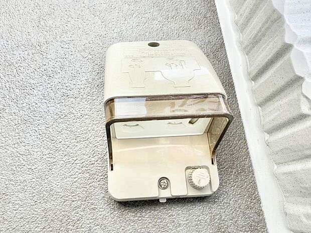 【屋外コンセント】■屋外に電源コンセントがあれば、高圧洗浄機で窓や外壁を掃除するなど便利です。