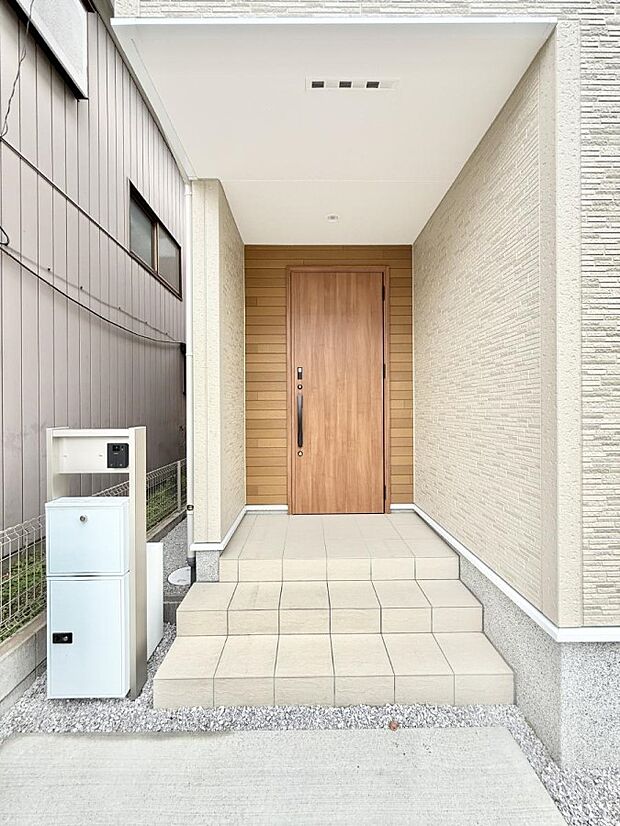 【玄関】1号棟 ■ 家族とゲストをやさしく迎える、心温まる玄関