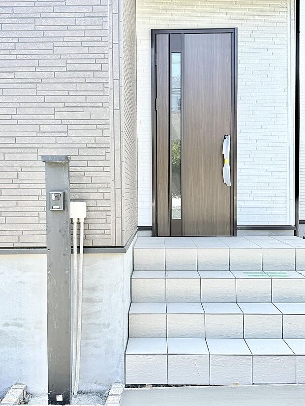 【玄関】1号棟  ■ 帰るたびにホッとする、安心感のある佇まい