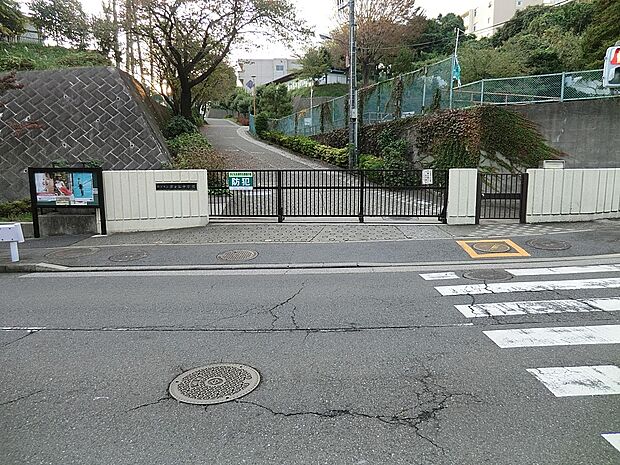 横浜市立芹が谷中学校(約1,000m・徒歩13分)