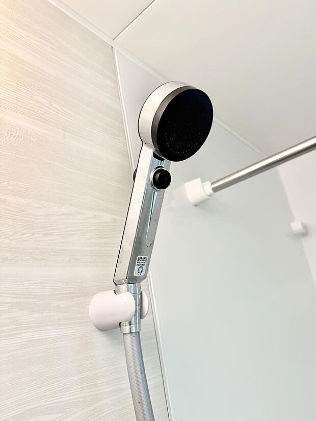 【止水シャワーヘッド】■わざわざシャワー水栓のレバーまで手を伸ばす必要がなく、簡単に止水できる