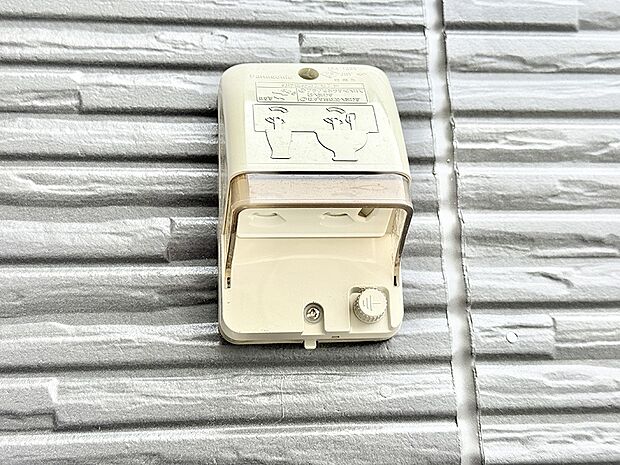 【屋外コンセント】■室内のコンセントから延長コードを引っ張る手間がなくなります。