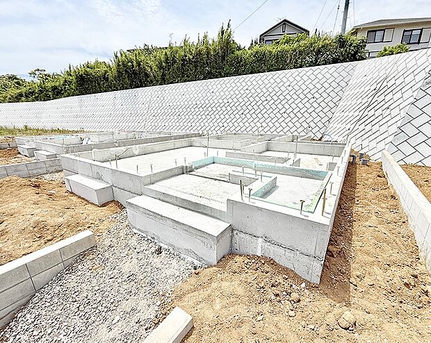 【現地外観写真】2号棟 ■家族みんなが笑顔で過ごせる、安心感のある住まい