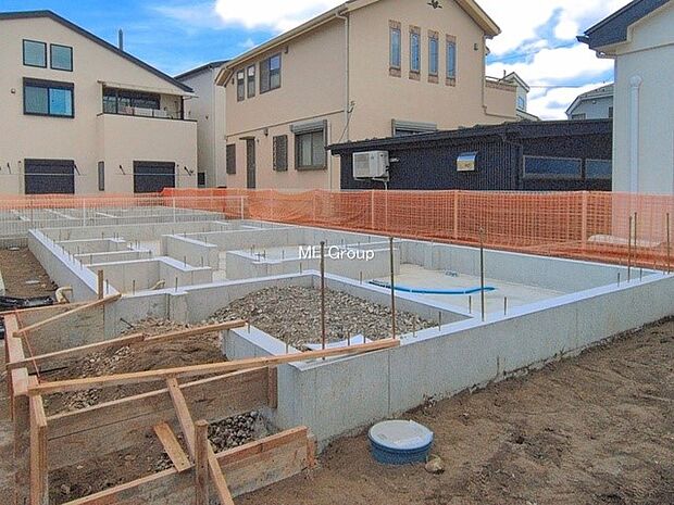 【現地外観写真】B号棟 ■暮らしを彩る充実した設備仕様が備わった住まい