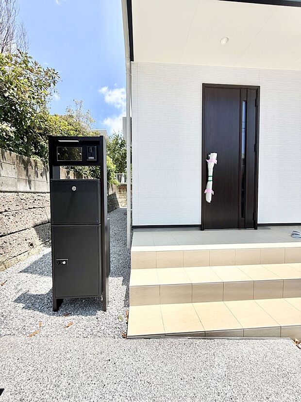【玄関】1号棟 ■ 帰るたびにホッとする、安心感のある佇まい