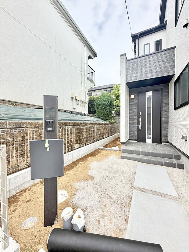 【玄関】A号棟 ■ 帰るたびにホッとする、安心感のある佇まい